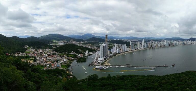 o paraíso dos ricos no Brasil. Vamos abordar suas condições de vida, lazer e oportunidades de negócios,