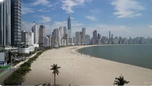 Balneário Camboriú é uma mistura única de urbanidade e natureza, oferecendo praias espetaculares,