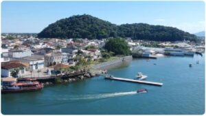 Visite o Parque Estadual de Guaratuba : Oferece trilhas com vistas deslumbrantes e flora e fauna diversificadas.