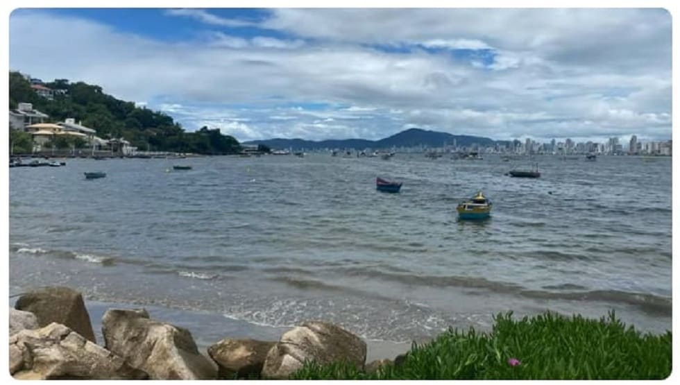 Praia do Canto: Um refúgio de paz, perfeita para quem busca relaxar.