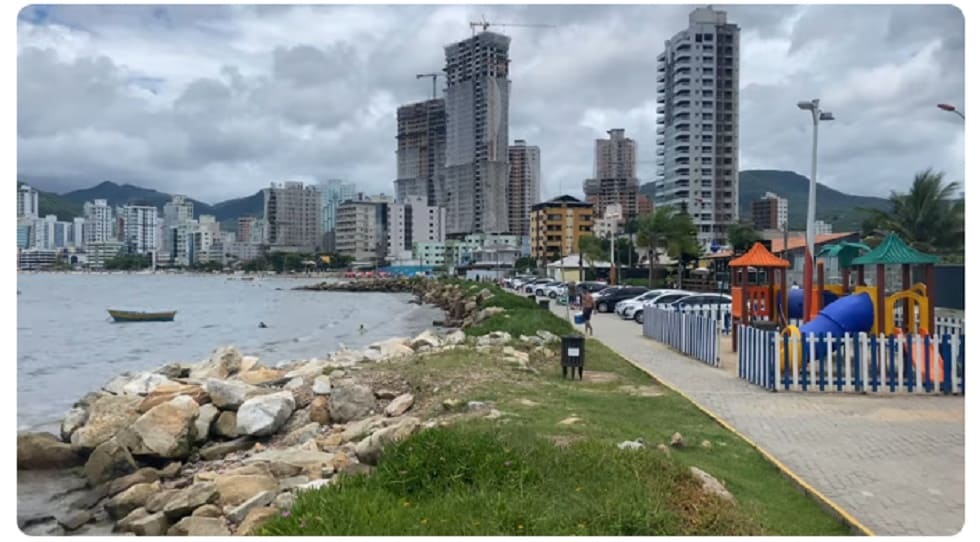 Praia do Canto: Um refúgio de paz, perfeita para quem busca relaxar.