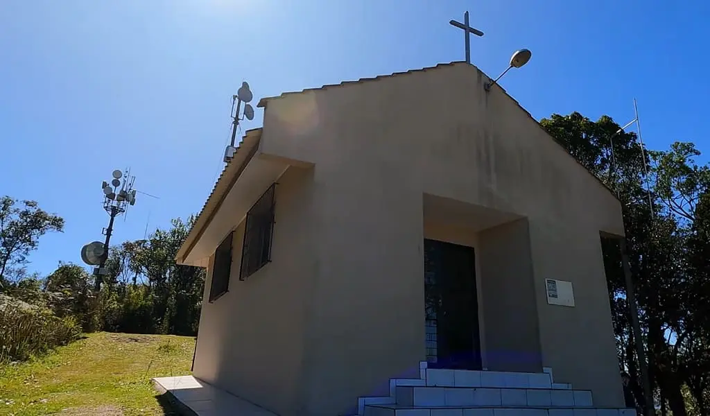 Além de ser uma excelente opção para trilheiros e amantes da natureza, a Trilha do Morro da Cruz é perfeita para quem deseja aprender mais sobre o ecossistema