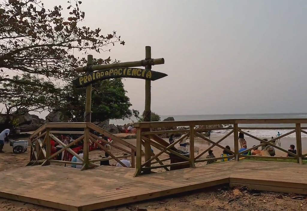 A menor praia de Santa Catarina é a Praia da Paciência, localizada em Penha, no litoral norte do estado