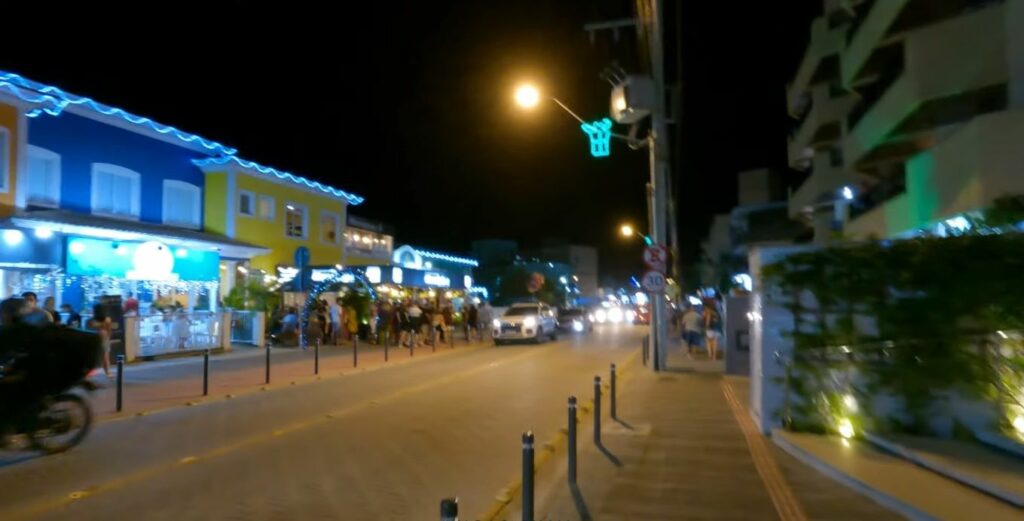 A vida noturna de Bombinhas é vibrante, com bares e restaurantes que oferecem música e cultura local: